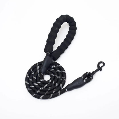 Black reflective nylon dog leash with soft padded handle by Noblias, ideal for comfortable walks and nighttime visibility.