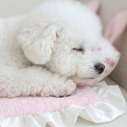 Close up of the frilled trim and quilted cooling surface of the Noblias pet cooling mat.
