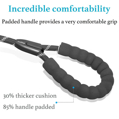 Close-up of the thickly padded foam handle on the double bungee dog leash